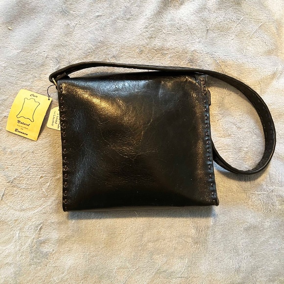 SHOULDER BAG, LEATHER, 9x9x1.5 inches, BLACK/BEIGE, SHINY GOLD TONE METAL CLASP, - Picture 2 of 5